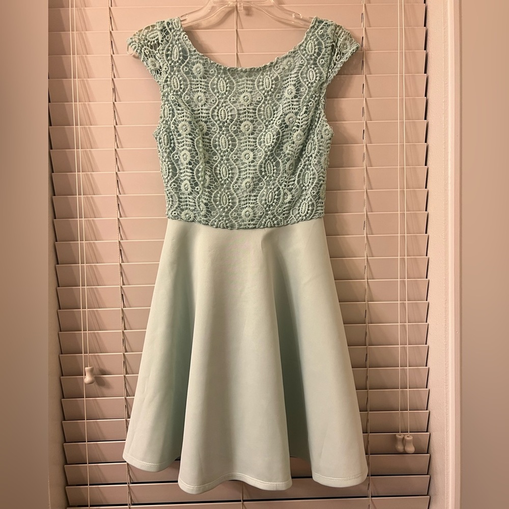 Francesca’s Women’s Size XS Mint Green Lace V-Back Sarah A-Line Dress, Few Snags